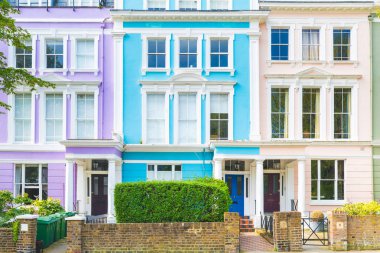 Güneşli bir günde Londra'da evlerin Renkli satır