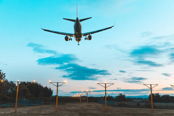 Havaalanı alacakaranlıkta uçak silueti iniş — Stok fotoğraf