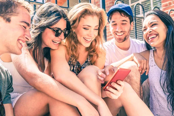 Gelukkige multiraciale vrienden plezier hebben met een smartphone — Stockfoto