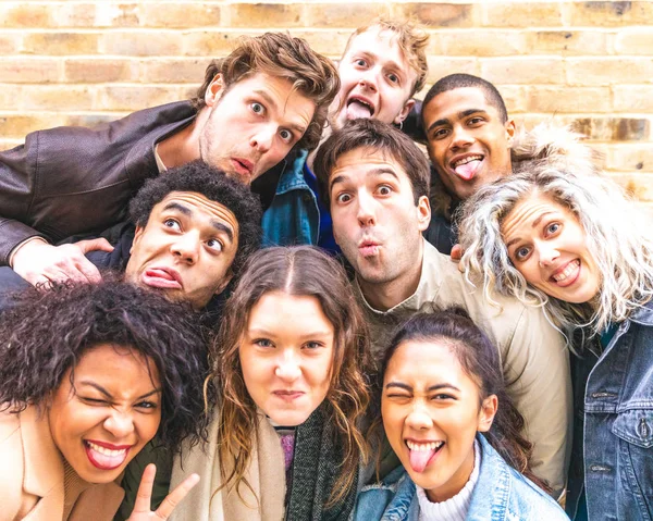 Amigos multirraciales tomando selfie y haciendo caras graciosas — Foto de Stock