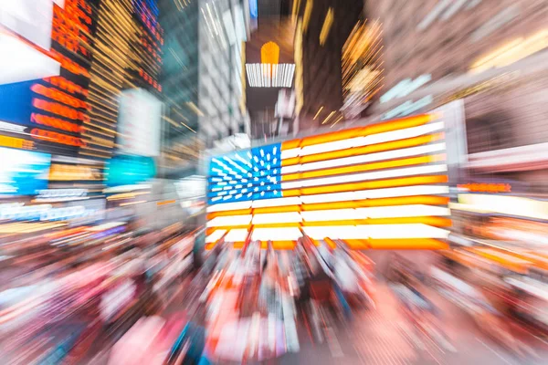Americká vlajka v New Yorku v noci, rozmazaný obraz — Stock fotografie