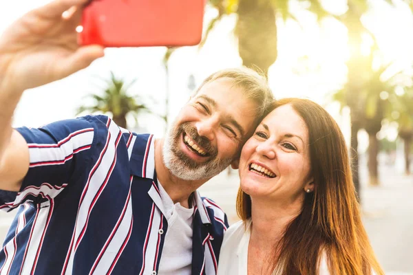 Heureux couple adulte prenant un selfie à Barcelone au coucher du soleil — Photo