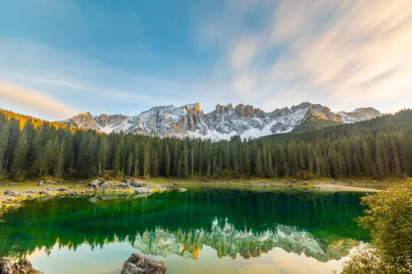 Lago Carezza o Karersee al atardecer, amplia vista panorámica de la — Foto de Stock