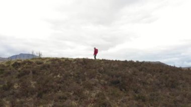 Iskoçya 'da Highlands keşfetmek sırt çantası ile Man maceracı