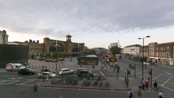 Time lapse udsigt over Kings Cross station og London gader ved solnedgang – Stock-video