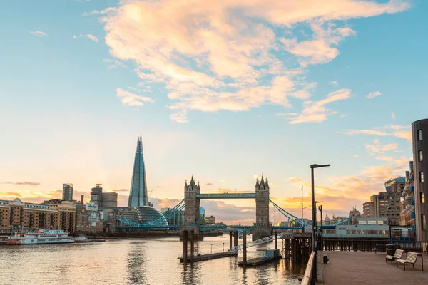 London view at sunset with Tower Bridge and modern buildings — Stock Photo, Image