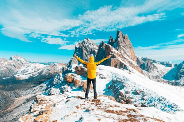 눈 덮인 산 꼭대기에서 성공을 축하하는 남자 — 스톡 사진