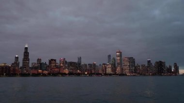 Chicago ufuk çizgisi ve Michigan Gölü Alacakaranlıkta