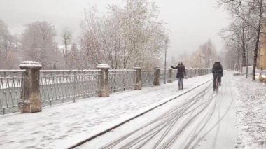 Karlı bir kış gününde Avusturya, Innscruck 'ta yürüyen bir kadın. T 'de soğuk hava