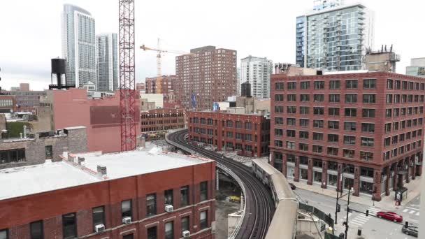 시카고 시에서 건물 들 사이를 연결하는 지하철 이 있는 모습 — 비디오
