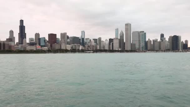 曇りの日にシカゴのスカイラインとミシガン湖. — ストック動画