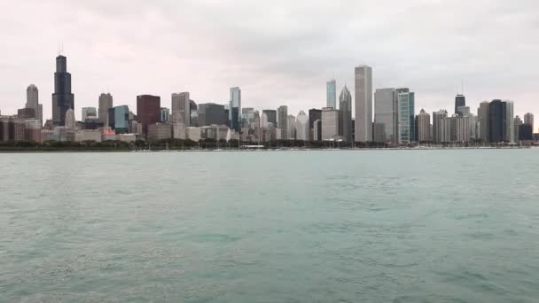 Chicago skyline and Lake Michigan on a cloudy day. — Stock Video