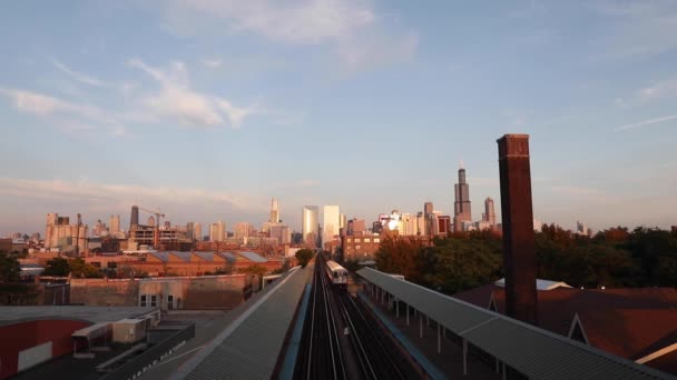 Chicago, uitzicht op het spoor met stad wolkenkrabbers op de achtergrond — Stockvideo