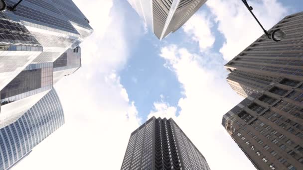 Wolkenkrabbers benedenaanzicht kijkend omhoog naar de lucht — Stockvideo