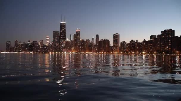 Chicago skyline en Lake Michigan bij zonsondergang — Stockvideo