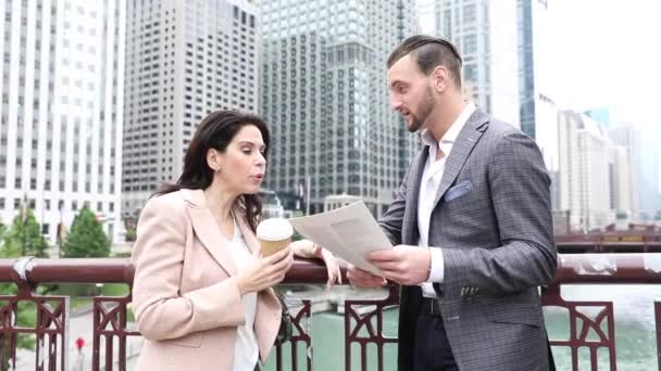 Gente de negocios reuniéndose y hablando en Chicago — Vídeos de Stock