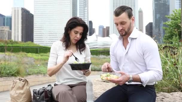 Деловые люди обедают в парке Чикаго — стоковое видео