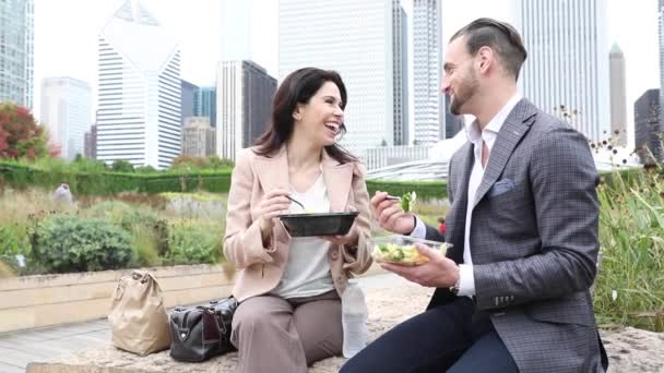 Mensen uit het bedrijfsleven na de lunch in het park in Chicago — Stockvideo