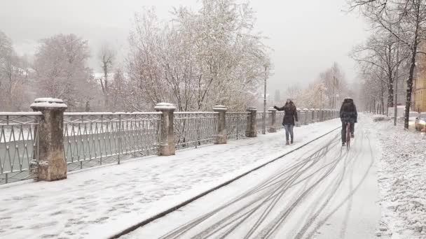 Frau, die an einem verschneiten Wintertag im österreichischen Wirtshaus spazieren geht. kaltes Wetter in t — Stockvideo