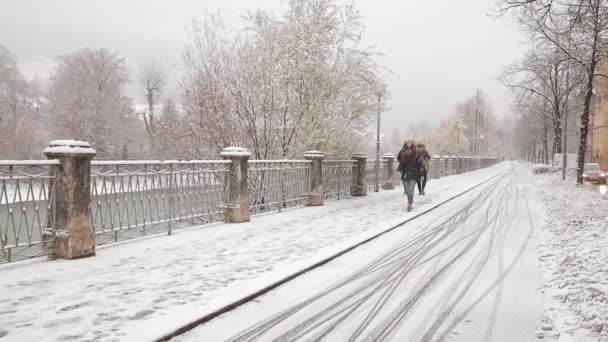Vrouw wandelend in Innscruck, Oostenrijk, op een besneeuwde winterdag. Koud weer in T — Stockvideo