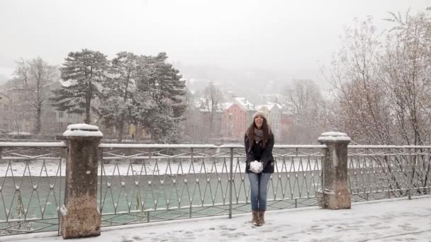 Kvinde leger med sne i Innscruck, Østrig, på en vinterdag, slow motion v – Stock-video