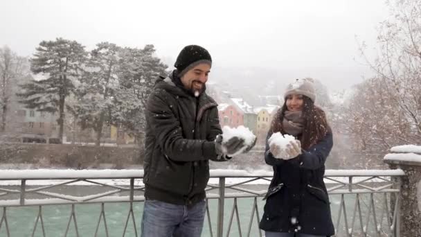 Paar spielt an einem Wintertag mit Schnee in Wirtshaus, Österreich — Stockvideo