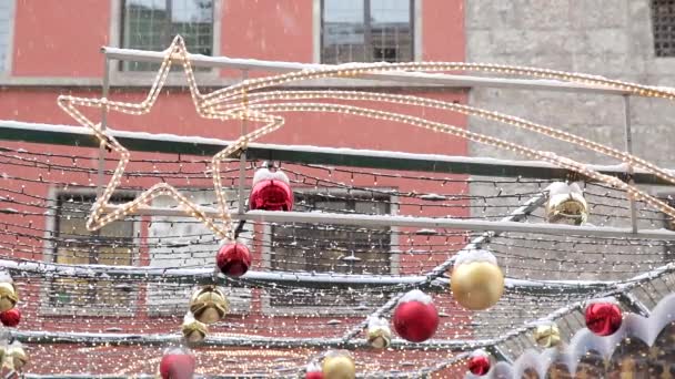 Luces de Navidad con estrella fugaz y nieve cayendo — Vídeo de stock