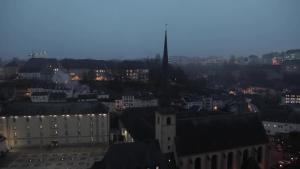 Панорамный вид на город Люксембург в сумерках зимой — стоковое видео