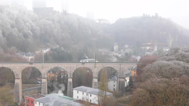 Panoramatický výhled na město Lucemburska s železničním mostem — Stock video