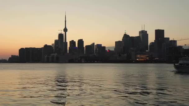 Vista del horizonte de Toronto al atardecer a través del lago Ontario — Vídeos de Stock