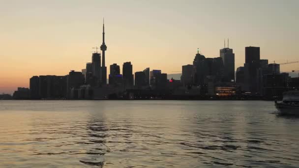 Toronto Skyline Blick bei Sonnenuntergang über den Ontariosee — Stockvideo