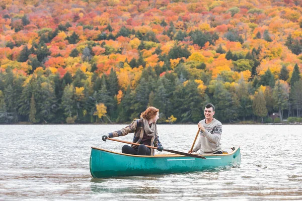 Glückliches Paar beim Kanufahren auf einem See in Kanada — Stockfoto