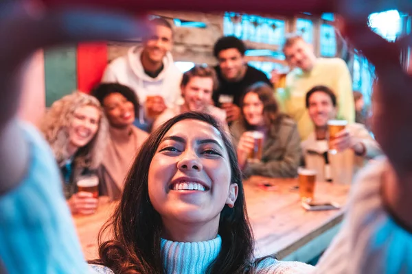 Amici felici che si fanno un selfie di gruppo al pub — Foto Stock