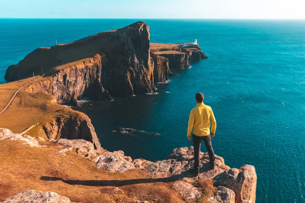 Mann steht auf einer Klippe in Schottland — Stockfoto