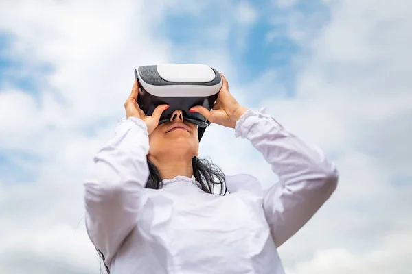 Mujer de negocios usando gafas vr auriculares —  Fotos de Stock