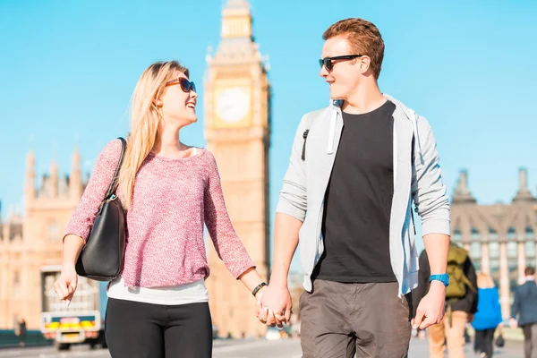 Glückliches Paar genießt Sightseeing in London — Stockfoto