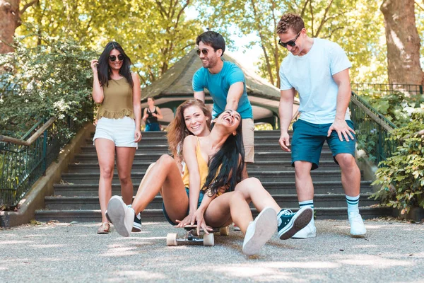 Groep vrienden met plezier met skateboard park — Stockfoto