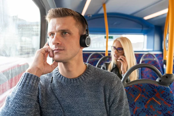 ロンドンのバスで移動し 社会的距離を保つ人々 市内の空のバスに通勤し 安全な距離を保つ男と女 コロナウイルスパンデミックの間のライフスタイルと旅行 — ストック写真