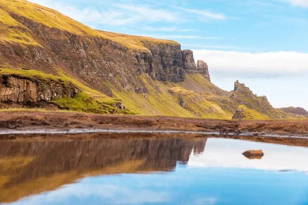 Hermoso Paisaje Viaje Isla Skye Escocia Día Soleado Coloridos Reflejos — Foto de Stock