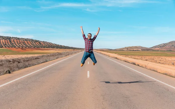 Счастливый Успешный Человек Прыгает Сельской Дороге Молодой Человек Клетчатой Рубашке — стоковое фото