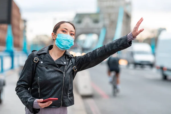 Chinese Vrouw Londen Draagt Gezichtsmasker Begroet Een Taxi Jonge Aziatische — Stockfoto