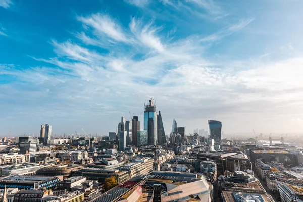 ロンドンのスカイラインパノラマビュー 金融街 ダウンタウンの近代的な高層ビルとロンドンの都市とそのスカイラインの空中ビュー 晴れた日に英国の首都の都市のシーン — ストック写真