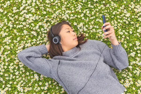 Aziatische Vrouw Luisteren Muziek Park Mooi Chinees Meisje Liggend Gras — Stockfoto