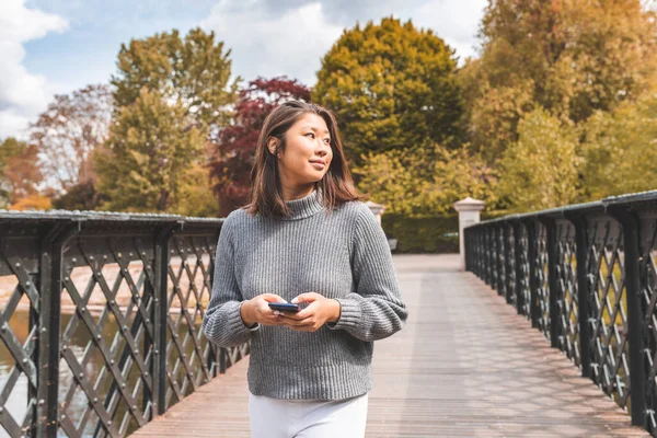 Mujer Asiática Caminando Parque Otoño Hermosa Chica China Escribiendo Teléfono —  Fotos de Stock