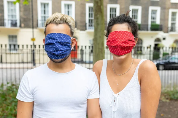 Koppel Draagt Gezichtsmasker Het Hele Gezicht Verbergt Mond Ogen Jonge — Stockfoto