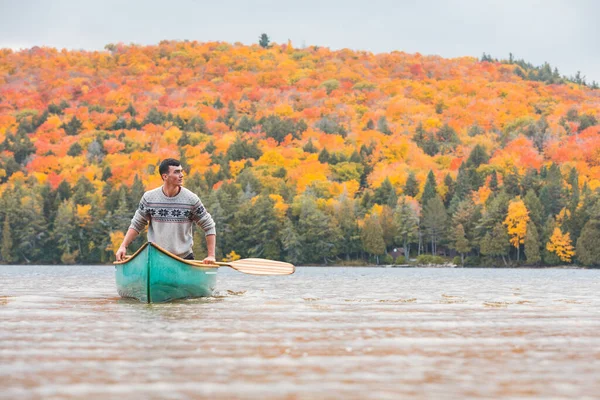 独木舟在加拿大的一个湖中独行 年轻人与大自然隔离生活 秋天的背景是五彩缤纷的树木 孤独与孤独的概念 — 图库照片