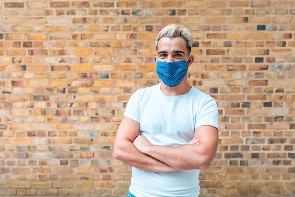 Jongeman Portret Met Gezichtsmasker Man Met Een Wit Shirt Poserend — Stockfoto