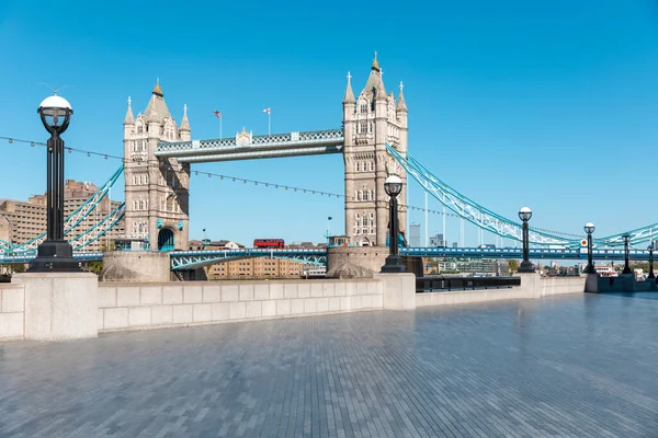 伦敦塔桥 由于科罗纳维勒斯封锁而空旷的河岸行走 伦敦著名的明信片景观 在科维德时代没有人和游客 建筑和旅行 — 图库照片