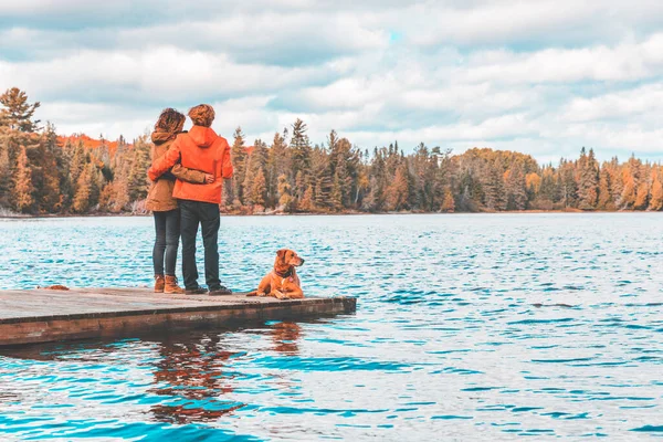 마리와 부두에 부부의 캐나다의 호수를 껴안고 바라보고 여자와 남자에 가을의 — 스톡 사진