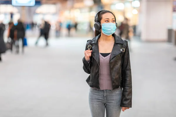 Asian Woman Wearing Face Mask Train Station Maintaining Social Distance — Stock Photo, Image